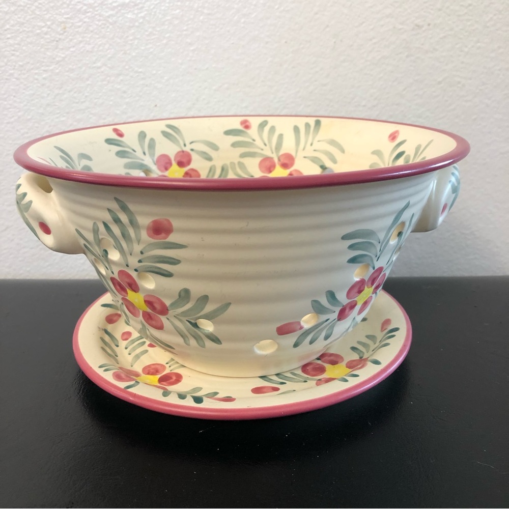 New Debco pottery colanderwith under plate